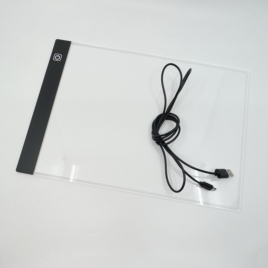 A4-Leuchtpad in Anwendung beim Abpausen eines Designs