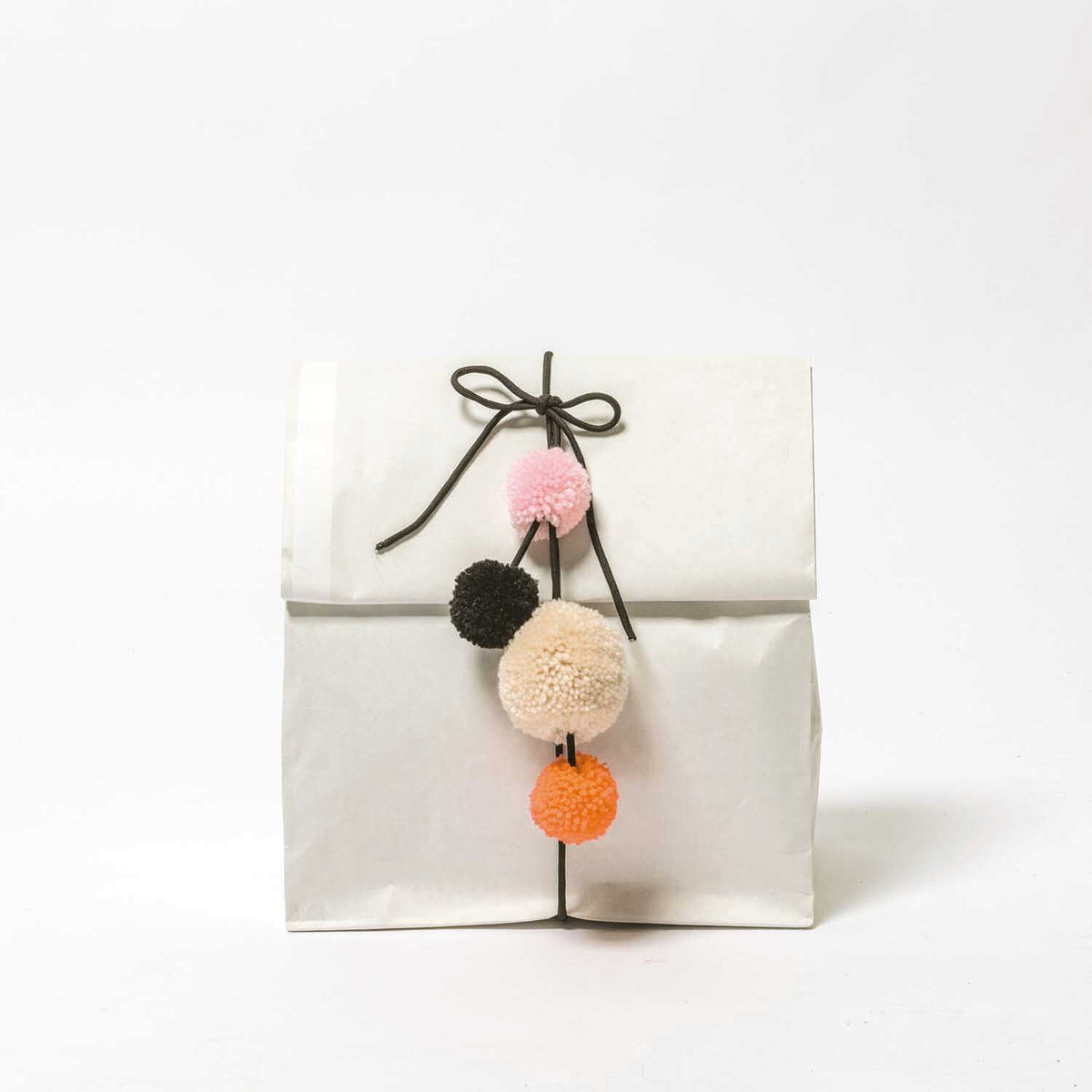Red and green pom-pom set packaging