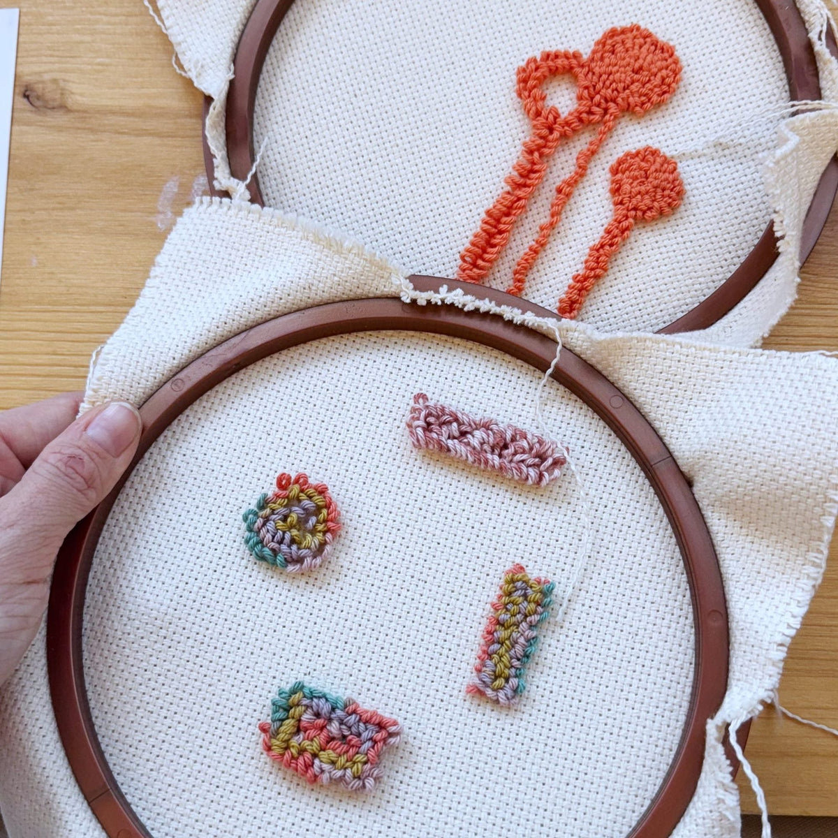 Hände bei einem Punch-Needle-Projekt im Workshop
