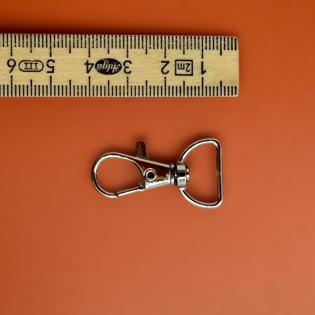 Rotating D-shape carabiner side view, 4cm