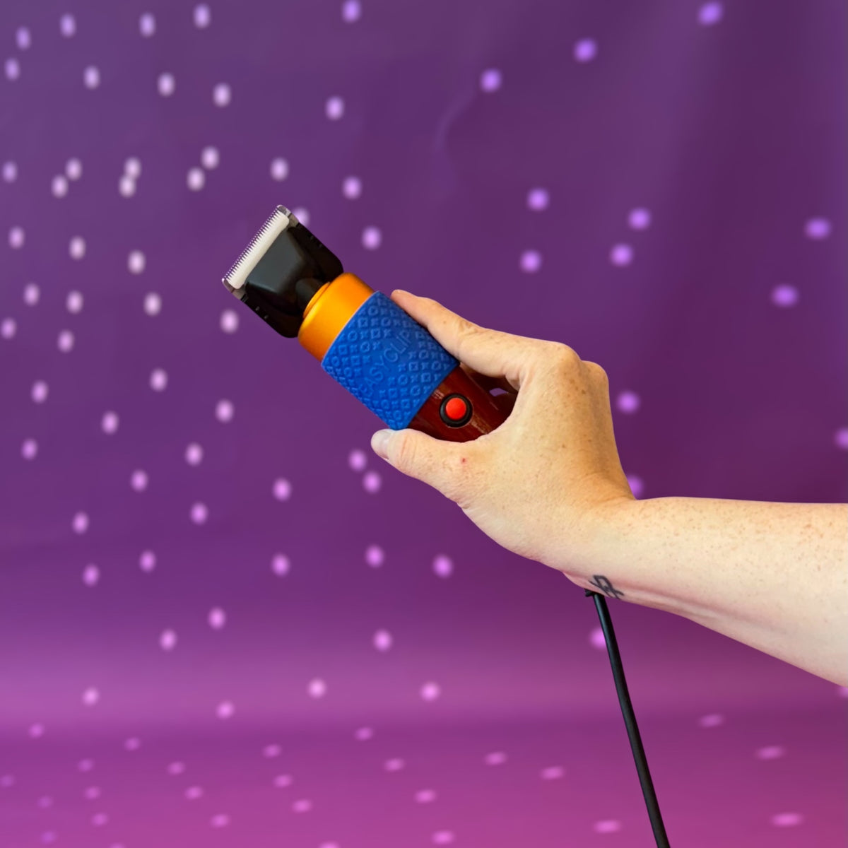 Rug-Carving-Clipper in der Hand zum Formen des Flors