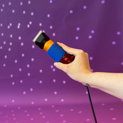 Rug-Carving-Clipper in der Hand zum Formen des Flors