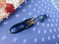 Ergonomic thread cutter by Hemline Gold